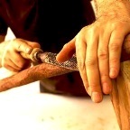 Mani al lavoro su legno