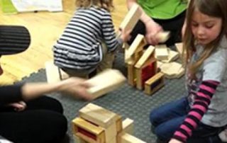 bambini con giocattoli in legno